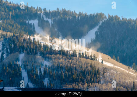 Pisten auf einem Berg gegen Himmel in Park City Utah. Pisten auf einem Berg in Park City, Utah im Winter. Beschneiungsanlagen auch Spritzen. Stockfoto