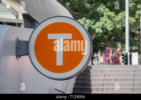 Eine vertraute Orange und Weiß T für Bahnhof Schild in der Nähe der Wynyard Station in der Stadt Sydney, New South Wales, Australien Stockfoto