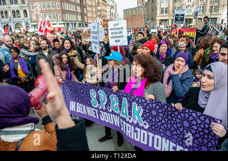 Eine Gruppe von muslimischen Frauen gesehen werden Parolen schreien während der Demonstration. Tausende von Menschen an den Dam Platz im Zentrum von Amsterdam versammelt, um gegen Rassismus und Diskriminierung zu demonstrieren. Sie bitten um Vielfalt und Solidarität, gegen alle Formen von Rassismus und Diskriminierung. Auch gegen die beiden politischen Parteien der extremen Rechten in den Niederlanden, die Pvv und der FvD, die ihre Macht während der letzten Wahlen im Land zugenommen haben. Eine kleine rechtsextreme Gruppe zeigte sich während der Wanderung zwei große Plakate und Schreien bei den Demonstranten. Stockfoto