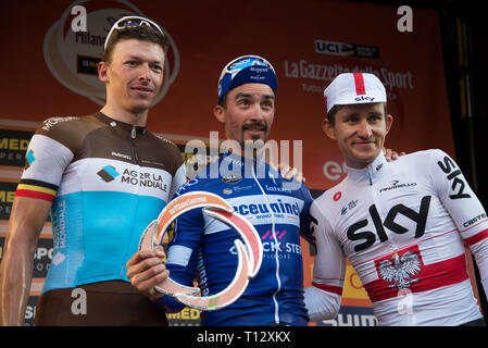 Julian Alaphilippe (C) der Deceuninck Team, Sieger mit Oliver Naesen von AG2R La Mondiale (L) Zweite und Michal Kwiatkowski von Team Sky, Dritten (R), gesehen auf das Podium der 110. Ausgabe von Mailand - Sanremo, Radrennen. Stockfoto