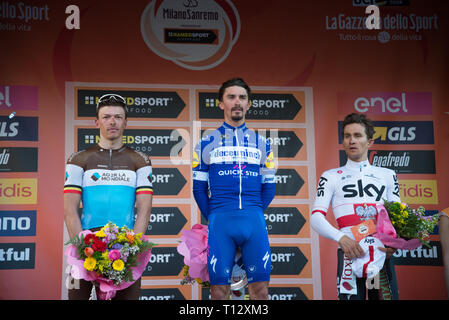 Julian Alaphilippe (C) der Deceuninck Team, Sieger mit Oliver Naesen von AG2R La Mondiale (L) Zweite und Michal Kwiatkowski von Team Sky, Dritten (R), gesehen auf das Podium der 110. Ausgabe von Mailand - Sanremo, Radrennen. Stockfoto