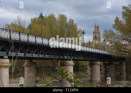 Eiserne Brücke über El Ebro in Logroño Spanien Stockfoto