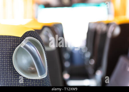 Abstrakte Nahaufnahme zurück der leeren Sitze im modernen Transport komfortablen Reisebus Bus auf Reise touristische Reisen mit niemand und gelbe Farbe Stockfoto