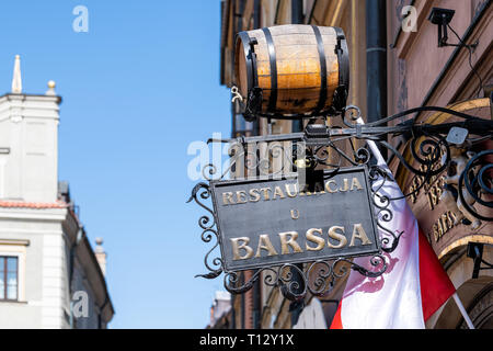 Warschau, Polen - 22. August 2018: Nahaufnahme von Barssa Restaurant mit polnische Rote Fahne in Marktplatz in der Altstadt an der historischen Straße während der sonnigen Summe Stockfoto