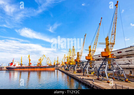 Heben Cargo Cranes, Schiff und Korn-Trockner im Hafen von Odessa am Schwarzen Meer, Ukraine. Odessa Marine Handel Hafen ist der größte Seehafen und in der Ukraine Stockfoto