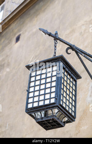 Nahaufnahme der Lampe Laterne historische traditionelle Architektur in Warschau, Polen Altstadt historische Straße bei Tag Stockfoto