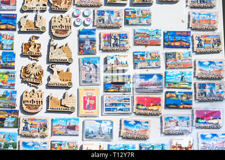 Warschau, Polen - 22. August 2018: Viele Souvenirs bunt leuchtende Farben Magnete für Kühlschrank auf Anzeige in Shopping Street Market Stockfoto