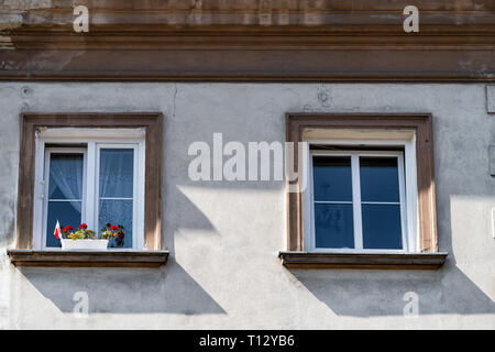 Warschau, Polen neue oder alte Stadt mit historischen Straße Stadt Architektur und zwei Fenstern Nahaufnahme Muster Blumentopf und Polnische Flagge Stockfoto