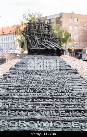 Warschau, Polen - 22. August 2018: Neue Stadt Straße mit Denkmal für die Gefallenen und ermordet im Osten und Namen mit Skulptur Stockfoto