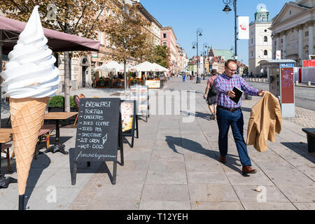 Warschau, Polen - 23. August 2018: die berühmte Altstadt historische Straße in der Hauptstadt während der sonnigen Sommertag Krakowskie Przedmiescie und Ice Cream Shop Stockfoto