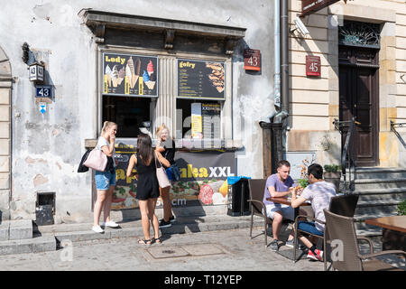 Warschau, Polen - 23. August 2018: Altstadt historische Straße in der Hauptstadt während der sonnigen Sommertag Krakowskie Przedmiescie und Ice Cream Shop exterio Stockfoto