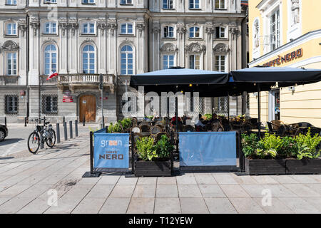 Warschau, Polen - 23. August 2018: Altstadt historische Straße in der Hauptstadt während der sonnigen Sommertag Krakowskie Przedmiescie und Cafe Restaurant Nero ex Stockfoto