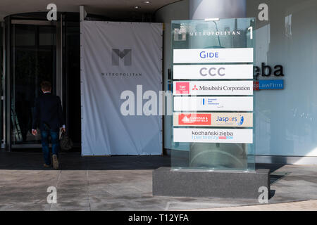 Warschau, Polen - 23. August 2018: Die Außenseite des Metropolitan ein modernes Business Center mit Zeichen für Firmen wie Gide, CCC und Mitsubishi Corporation Stockfoto