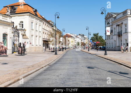 Warschau, Polen - 23. August 2018: Altstadt historische Straße in der Stadt während der sonnigen Sommertag Krakowskie Przedmiescie und Laternen Architektur Stockfoto