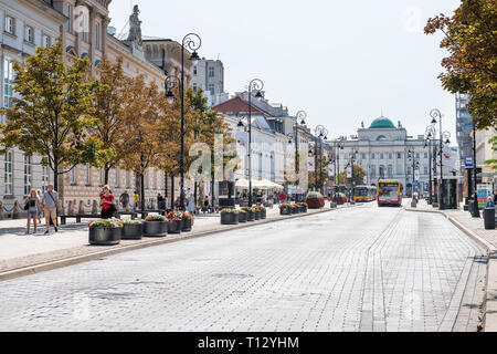 Warschau, Polen - 23. August 2018: Altstadt historische Straße Straße in der Stadt im Sommer Tag Krakowskie Przedmiescie Polska Akademia Nauk Stockfoto