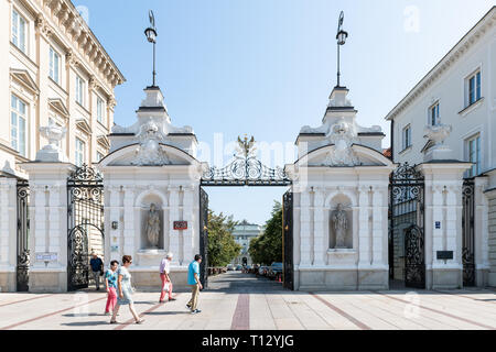 Warschau, Polen - 23. August 2018: Altstadt historische Straße in der Hauptstadt während der sonnigen Sommertag Krakowskie Przedmiescie und Universität Eingang gat Stockfoto