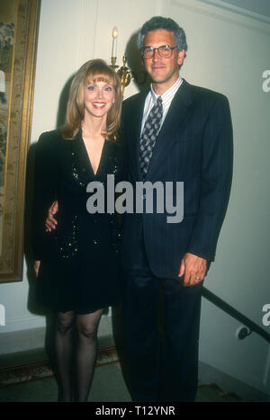 BEVERLY HILLS, Ca - 2. März: Schauspielerin Shelley Long und Ehemann Bruce Tyson besuchen fünften jährlichen Producers Guild of America Awards am 2. März 1994 im Regent Beverly Wilshire Hotel in Beverly Hills, Kalifornien. Foto von Barry King/Alamy Stock Foto Stockfoto