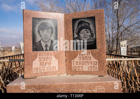 Muslime, islamische Friedhof mit einer Vielzahl von schweren Konstruktionen gefüllt an der See Issyk Kul in Kirgisistan. Stockfoto