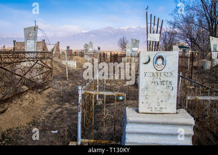 Muslime, islamische Friedhof mit einer Vielzahl von schweren Konstruktionen gefüllt an der See Issyk Kul in Kirgisistan. Stockfoto