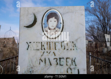 Muslime, islamische Friedhof mit einer Vielzahl von schweren Konstruktionen gefüllt an der See Issyk Kul in Kirgisistan. Stockfoto