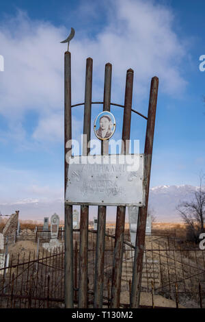 Muslime, islamische Friedhof mit einer Vielzahl von schweren Konstruktionen gefüllt an der See Issyk Kul in Kirgisistan. Stockfoto