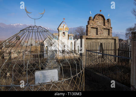 Muslime, islamische Friedhof mit einer Vielzahl von schweren Konstruktionen gefüllt an der See Issyk Kul in Kirgisistan. Stockfoto