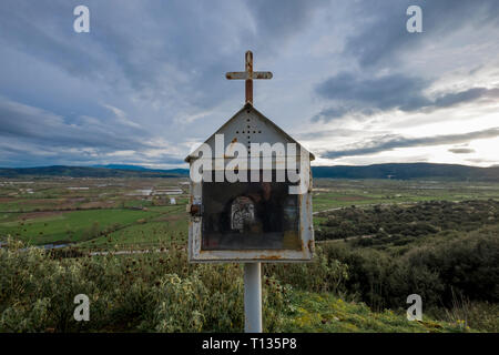 Kandylakia, ein Heiligtum, wo ein Autounfall in Griechenland aufgetreten. Sie sind im ganzen Land gefunden, von einer Familie wie ein Denkmal gesetzt. Stockfoto