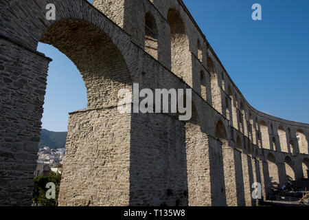 Die gut erhaltene Stein griechischen, römischen, byzantinischen Aquädukt in Kavala, Griechenland Stockfoto