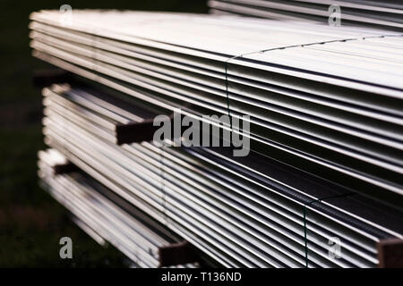 Palette gestapelt Metallspäne Warten auf Auslieferung an Kunden. Stockfoto