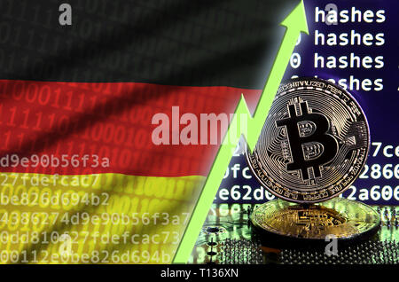 Deutschland Fahne und steigende grünen Pfeil auf bitcoin Bergbau und zwei physischen golden Bitcoins. Konzept der hohe Umwandlung in cryptocurrency Bergbau Stockfoto