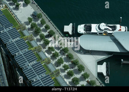 Auf der Suche nach unten aus dem 44. Stock eines der barangaroo Towers macht den Sydney Harbour Supercat Ferry und 4-5 m hohen Bäumen sehen sehr klein. Stockfoto