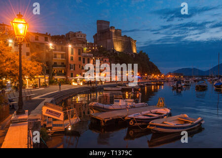 Lerici, in der Nähe der Cinque Terre an der ligurischen Küste Italiens. Diese Sicht auf den Hafen. In der Ferne ist Porto Venere. Stockfoto