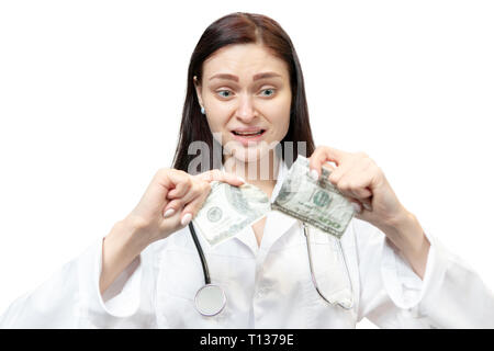Schwere Arzt mit Horror bricht zerknittert hundert Dollar Bill, auf weißem Hintergrund Stockfoto