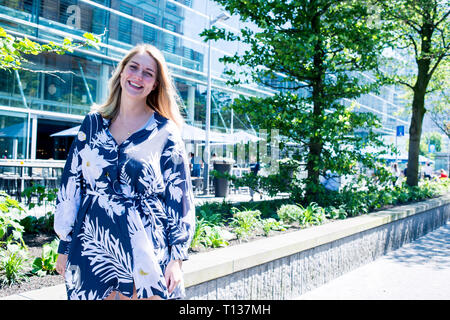 Eine junge zuversichtlich business Frau steht außerhalb in einem Business Park in Amsterdam Stockfoto