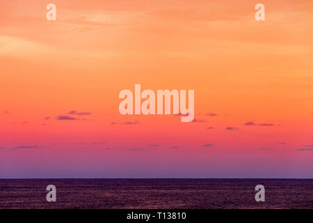 Wunderschöne Abenddämmerung gradient glühende Seascape. Stockfoto