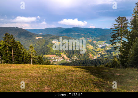 Blick auf das Tal und die Stadt Bad Peterstal-Griesbach mit bergkämme von Schwarzwald, Deutschland Stockfoto