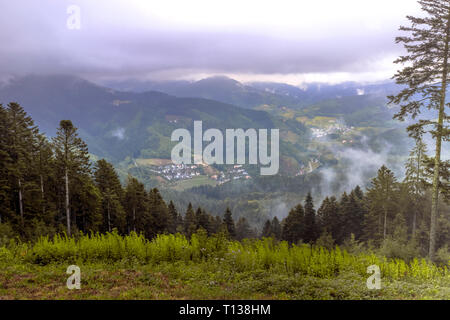 Blick auf das Tal und die Stadt Bad Peterstal-Griesbach, Schwarzwald, Deutschland, mit Wolken und aufsteigende Nebel Stockfoto