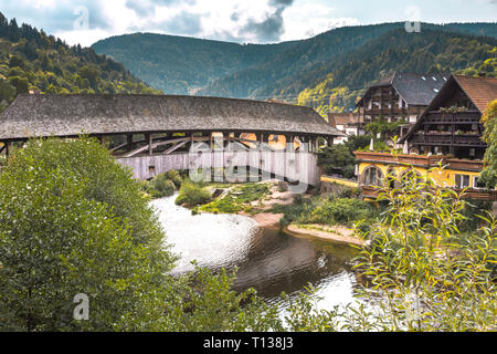 Historische hölzerne Brücke über die Murg, Wahrzeichen des Dorfes Forbach, Nördlicher Schwarzwald, Deutschland, Murgtal Stockfoto