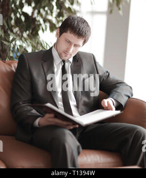 Nahaufnahme. Moderne Geschäftsmann auf Hintergrund. Stockfoto
