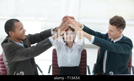 Erfolgreiche Business Team hoch fünf, hinter einem Schreibtisch Stockfoto