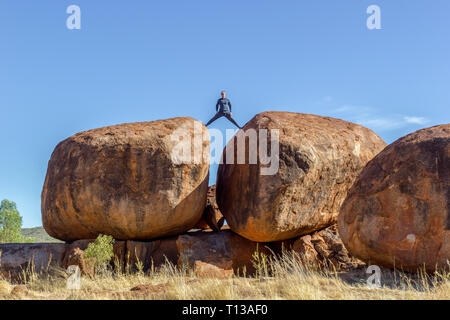 Mann stand auf Devils Marbels Nationalpark, Outback, Northern Territory Stockfoto