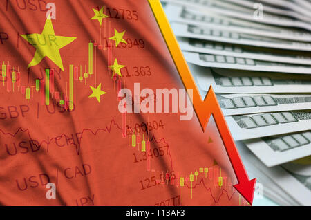 China Flagge und Chart fallenden US-Dollar mit einem Fan von Dollarnoten. Konzept der Abschreibungen Wert der US-Währung Stockfoto