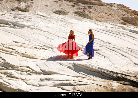 Blonde Frauen in die lange Kleider auf dem weißen Felsen in Zypern. Stockfoto