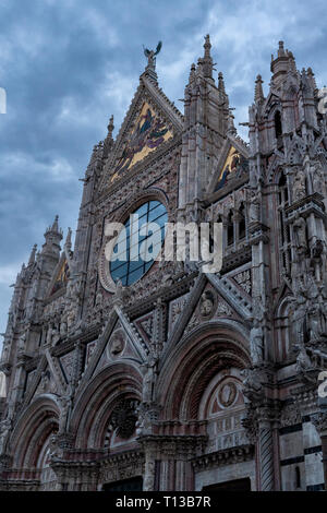 Im 12. Jahrhundert der Dom von Siena, Dom, ein Meisterwerk der Italienischen romanisch-gotische Architektur, Siena, Toskana, Italien. Stockfoto