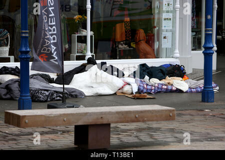 Allgemeine Ansichten von obdachlosen Menschen und ihren Schlafbereich in Chichester, West Sussex, UK. Stockfoto