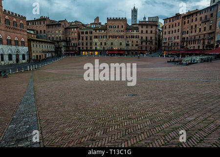 Piazza del Campo, Siena, Toskana, Italien, ein UNESCO-Weltkulturerbe, berühmt für das Palio Pferderennen. Stockfoto