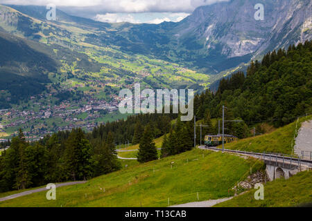 Der Eiger und seine berüchtigten North Face (Eiger Nordwand) von Kleine Scheidegg mit der Wengernalpbahn Bahn von Grindelwald, Schweiz Stockfoto