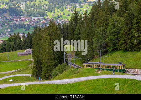 Der Eiger und seine berüchtigten North Face (Eiger Nordwand) von Kleine Scheidegg mit der Wengernalpbahn Bahn von Grindelwald, Schweiz Stockfoto