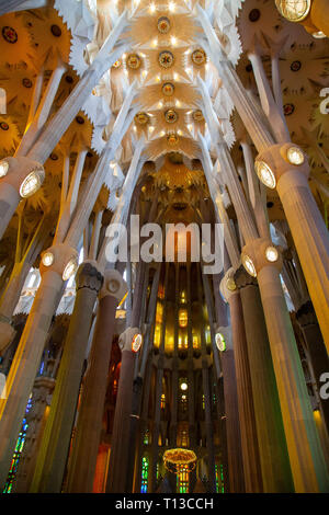 Im Inneren der Sagrada Familia, das Meisterwerk des Architekten Antoni Gaudí und "Markenzeichen" von Barcelona, Katalonien, Spanien. Stockfoto