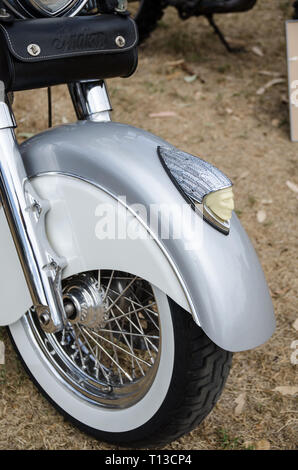 Vordere Speichenrad und Kotflügel von 2003 Indian Chief Roadmaster Motorrad. Stockfoto